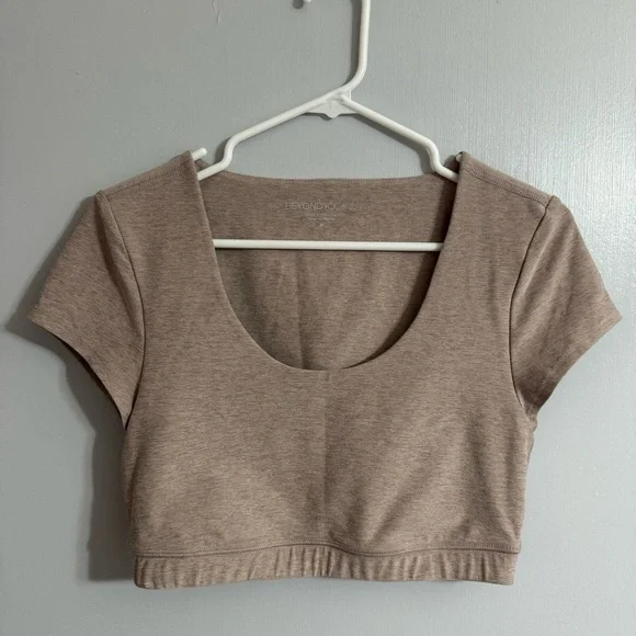 Beyond Yoga Women's Beige Crop Top Size Medium - Picture 2 of 9